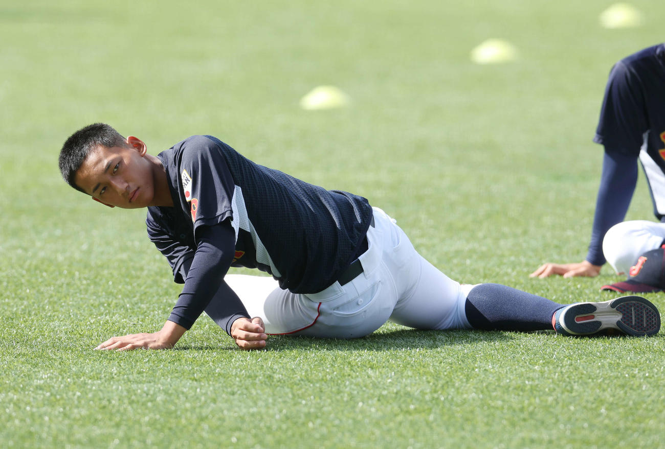 ストレッチするU18日本代表・前田（撮影・宮地輝）