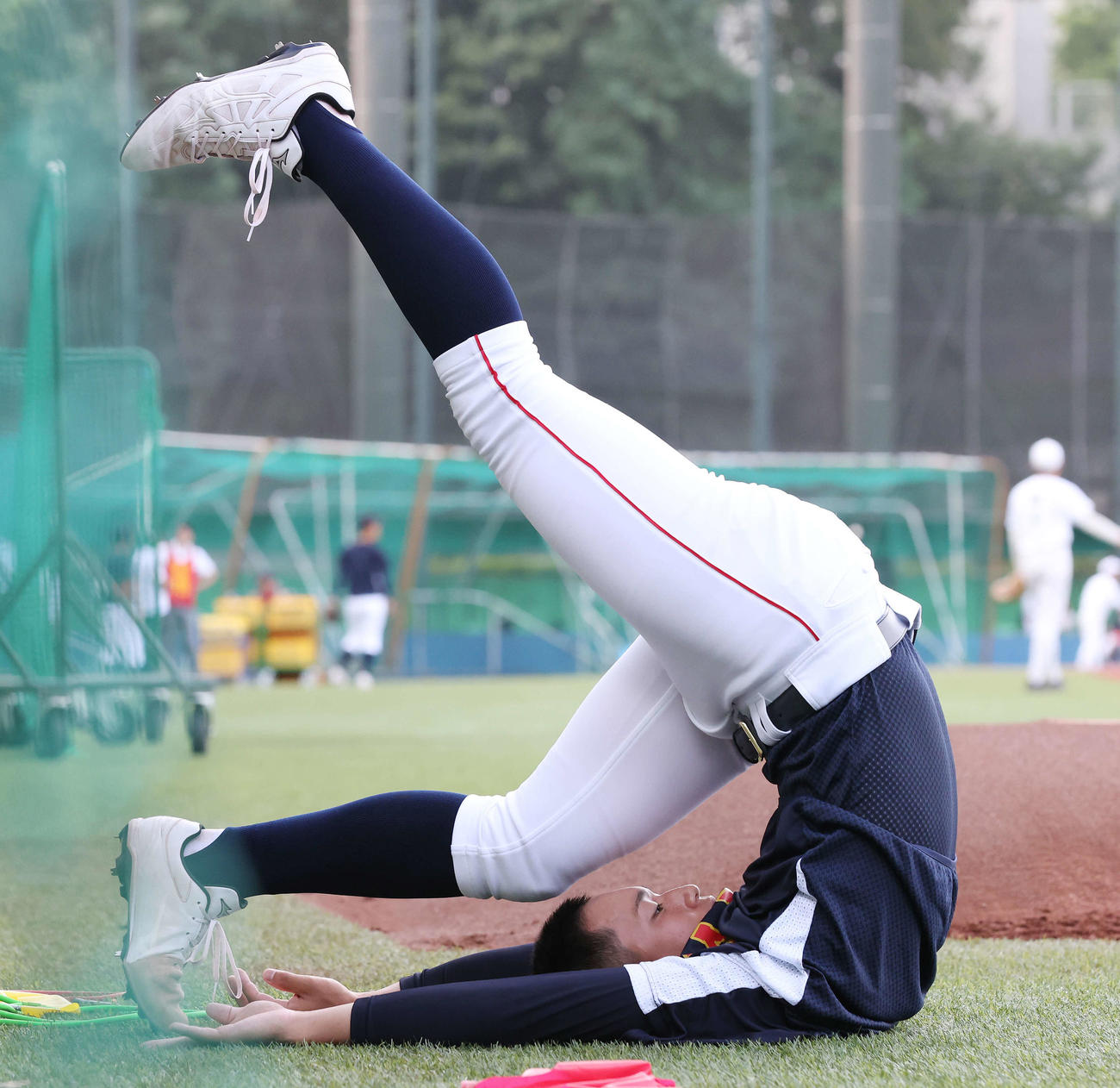 ストレッチするU18日本代表・前田（撮影・宮地輝）
