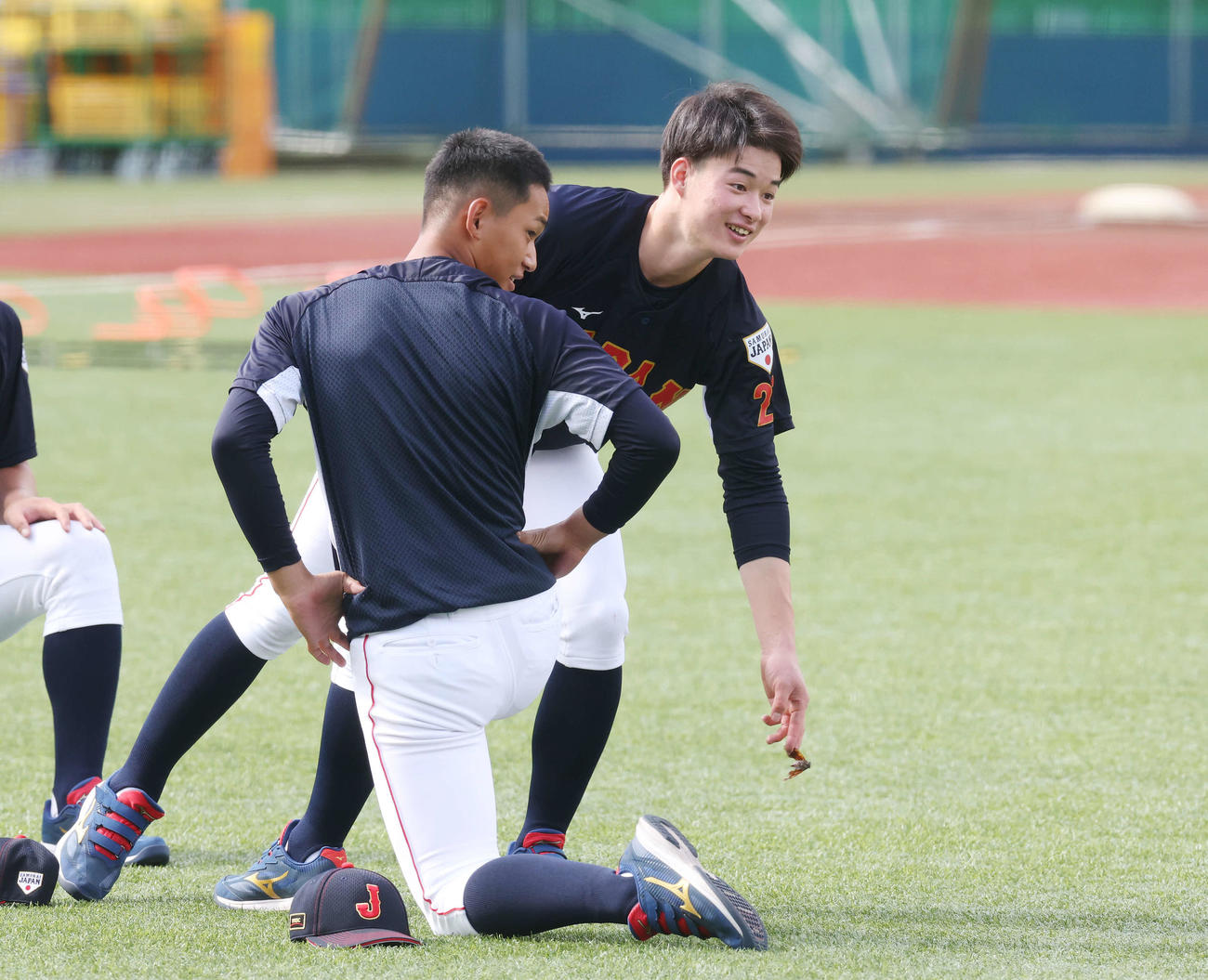 セミの死骸を除去するU18日本代表・丸田。手前は前田（撮影・宮地輝）