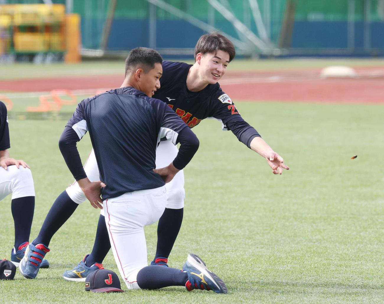 セミの死骸を除去するU18日本代表・丸田。手前は前田（撮影・宮地輝）