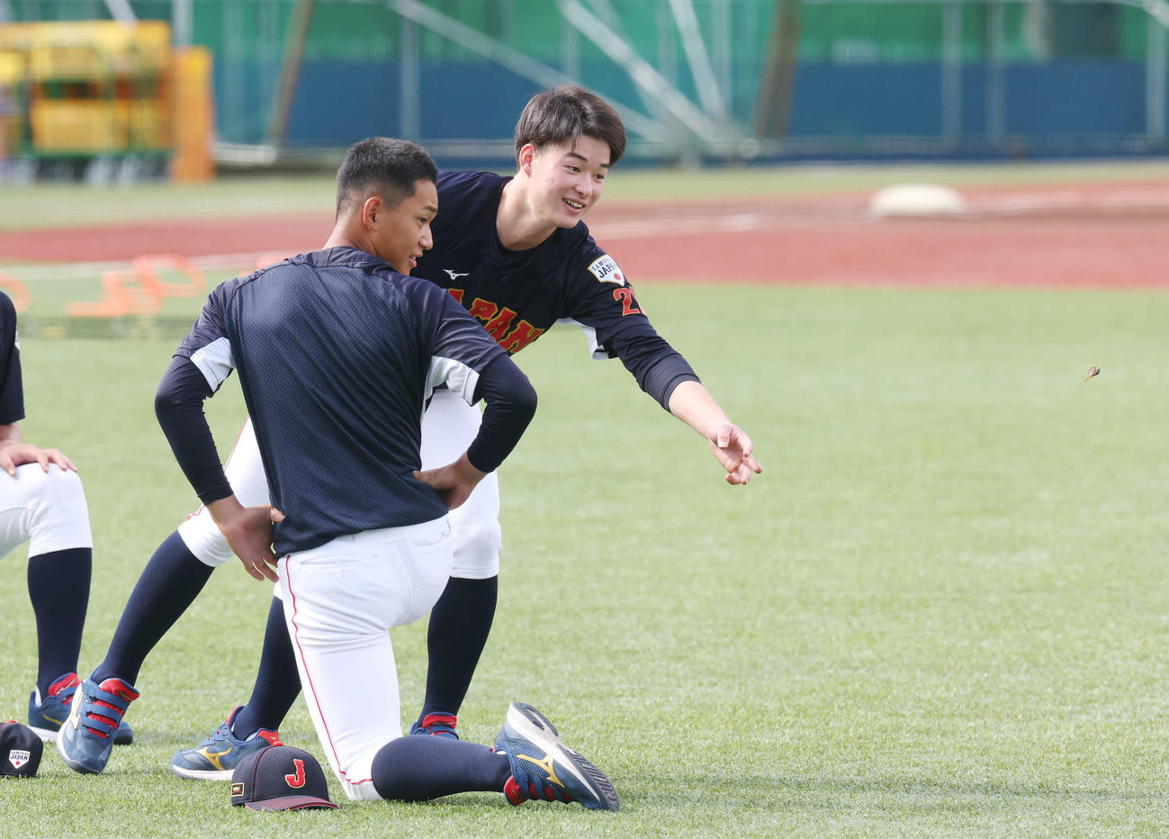 セミの死骸を除去するU18日本代表・丸田。手前は前田（撮影・宮地輝）