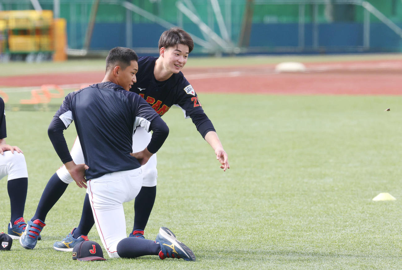 セミの死骸を除去するU18日本代表・丸田。手前は前田（撮影・宮地輝）