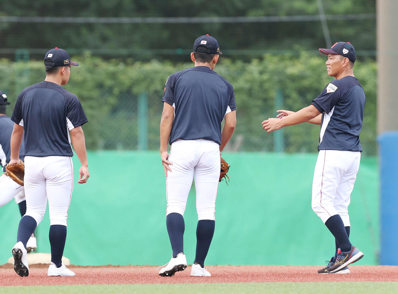 U18日本代表・緒方（左）に話すU12日本代表・井端監督（撮影・宮地輝）