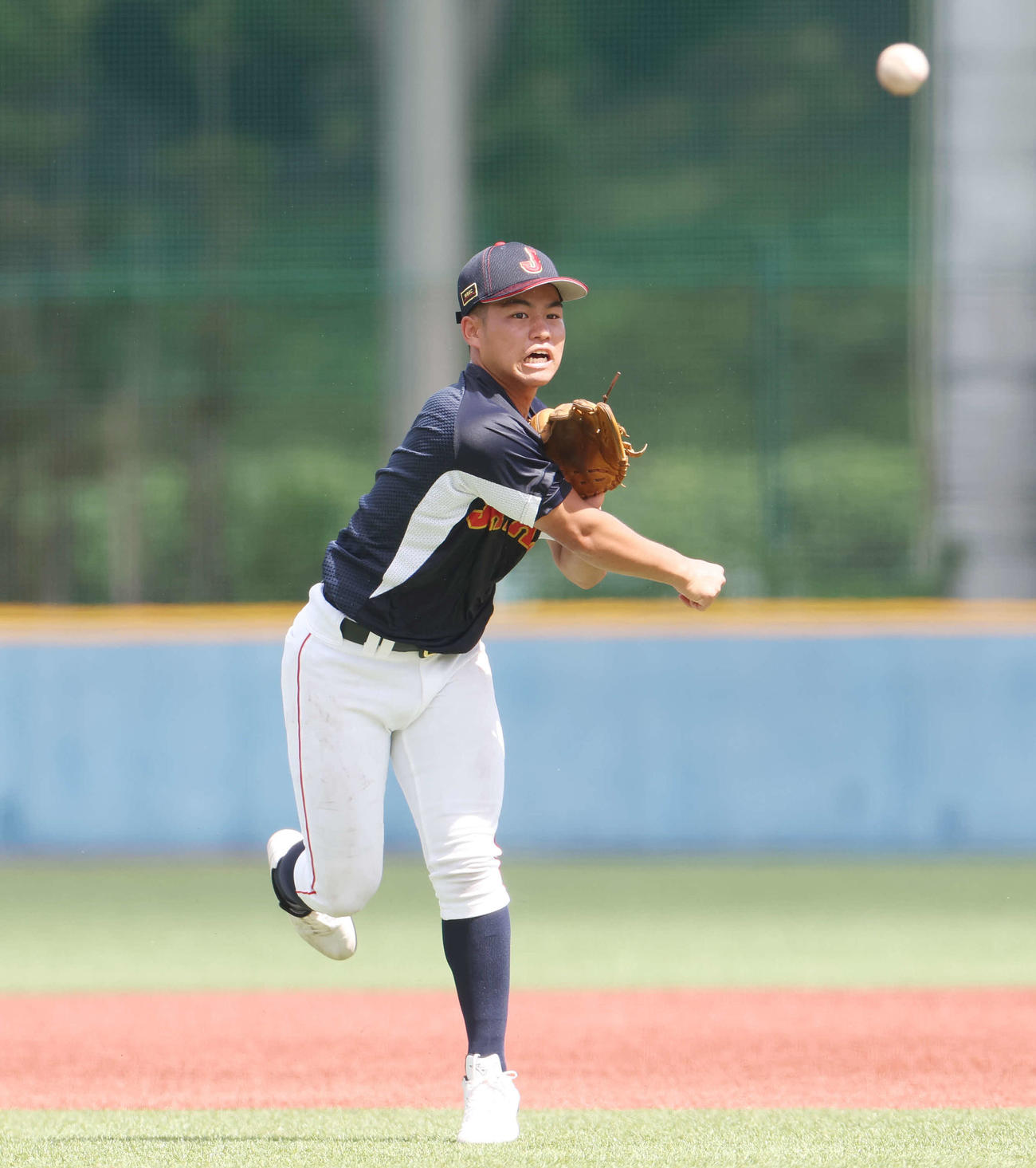 ノックを受け、送球するU18日本代表・緒方（撮影・宮地輝）
