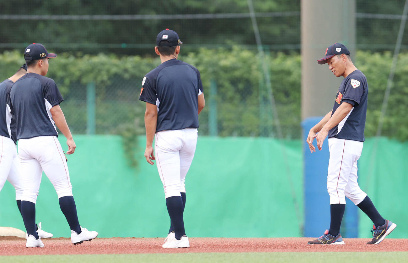 U18日本代表・緒方（左）に話すU12日本代表・井端監督（撮影・宮地輝）