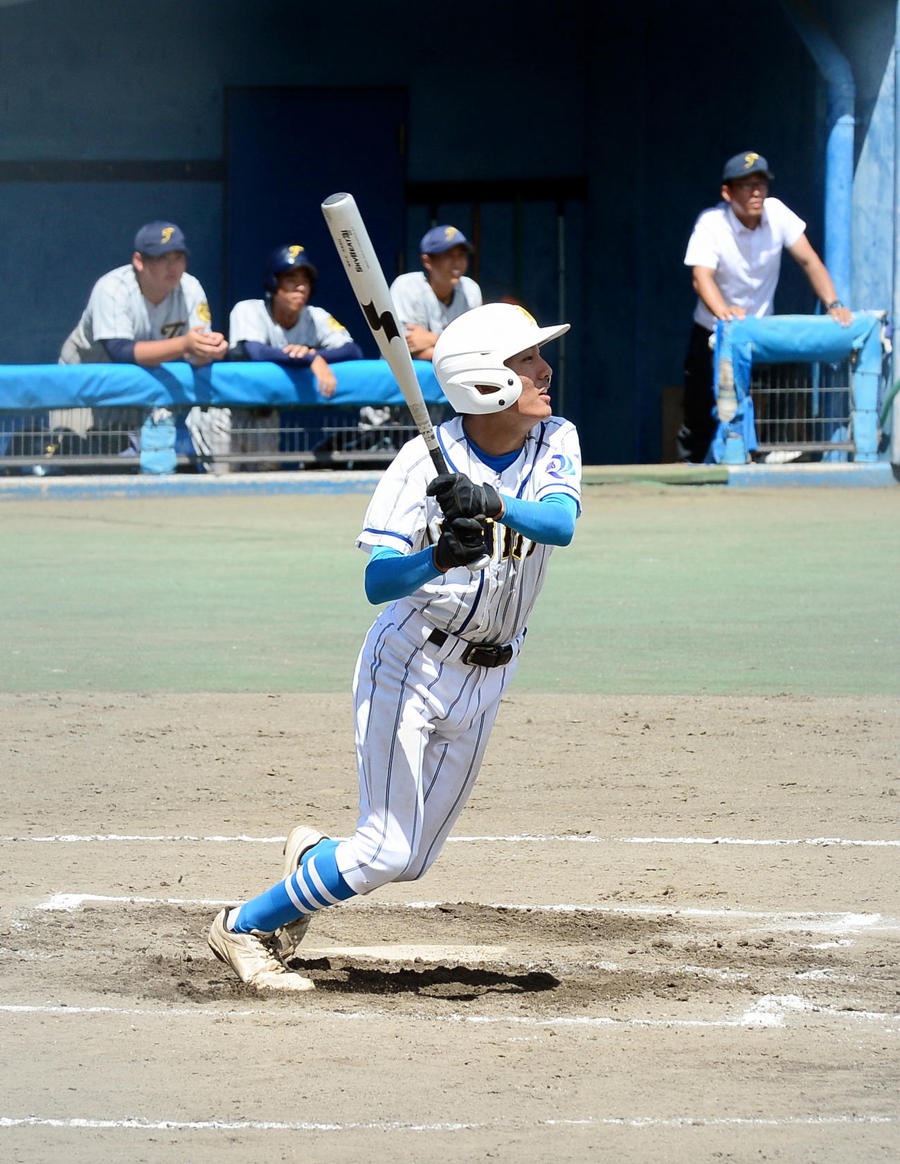 6回裏伊豆伊東2死二、三塁、右中間へ2点適時打を放つ古川