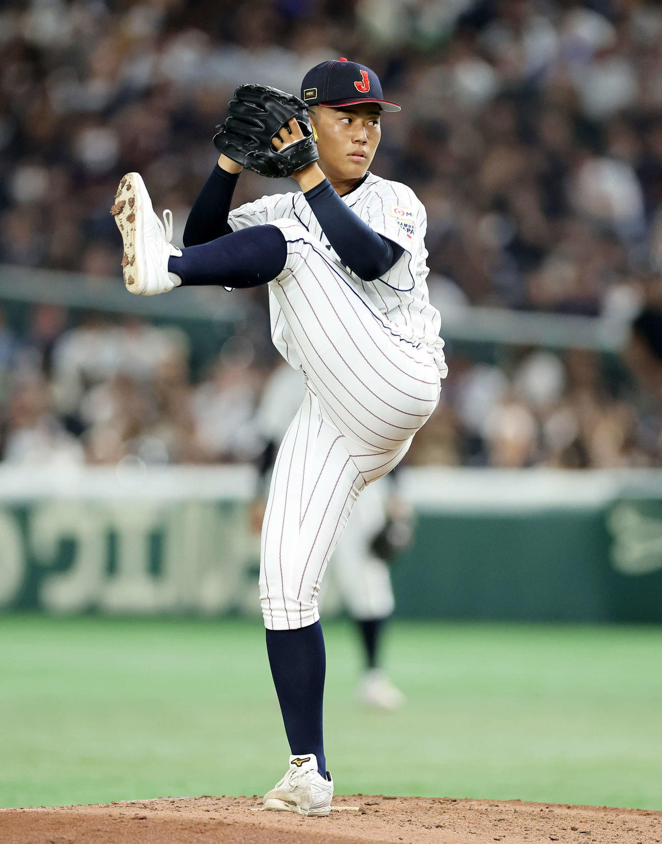 高校日本代表対大学日本代表　力投する高校日本代表2番手の森（撮影・鈴木正人）