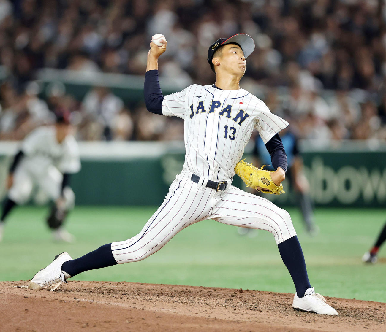 高校日本代表対大学日本代表　力投する高校日本代表5番手の木村（撮影・鈴木正人）