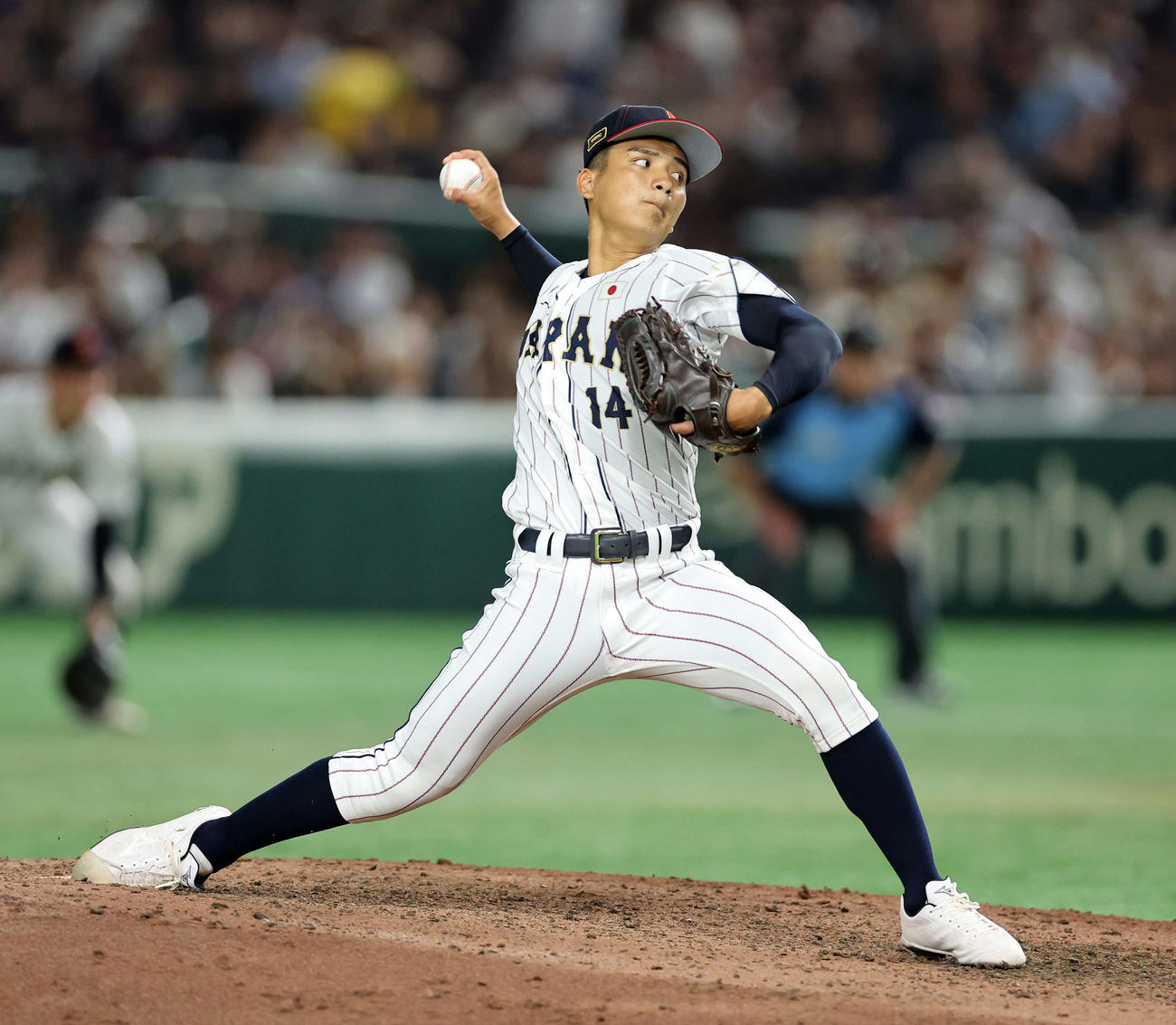 高校日本代表対大学日本代表　力投する高校日本代表6番手の東恩納（撮影・鈴木正人）