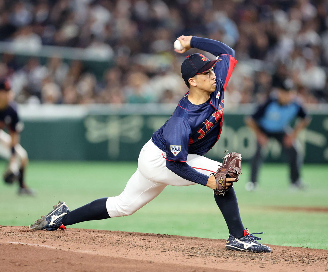 高校日本代表対大学日本代表　力投する大学日本代表5番手の細野（撮影・鈴木正人）