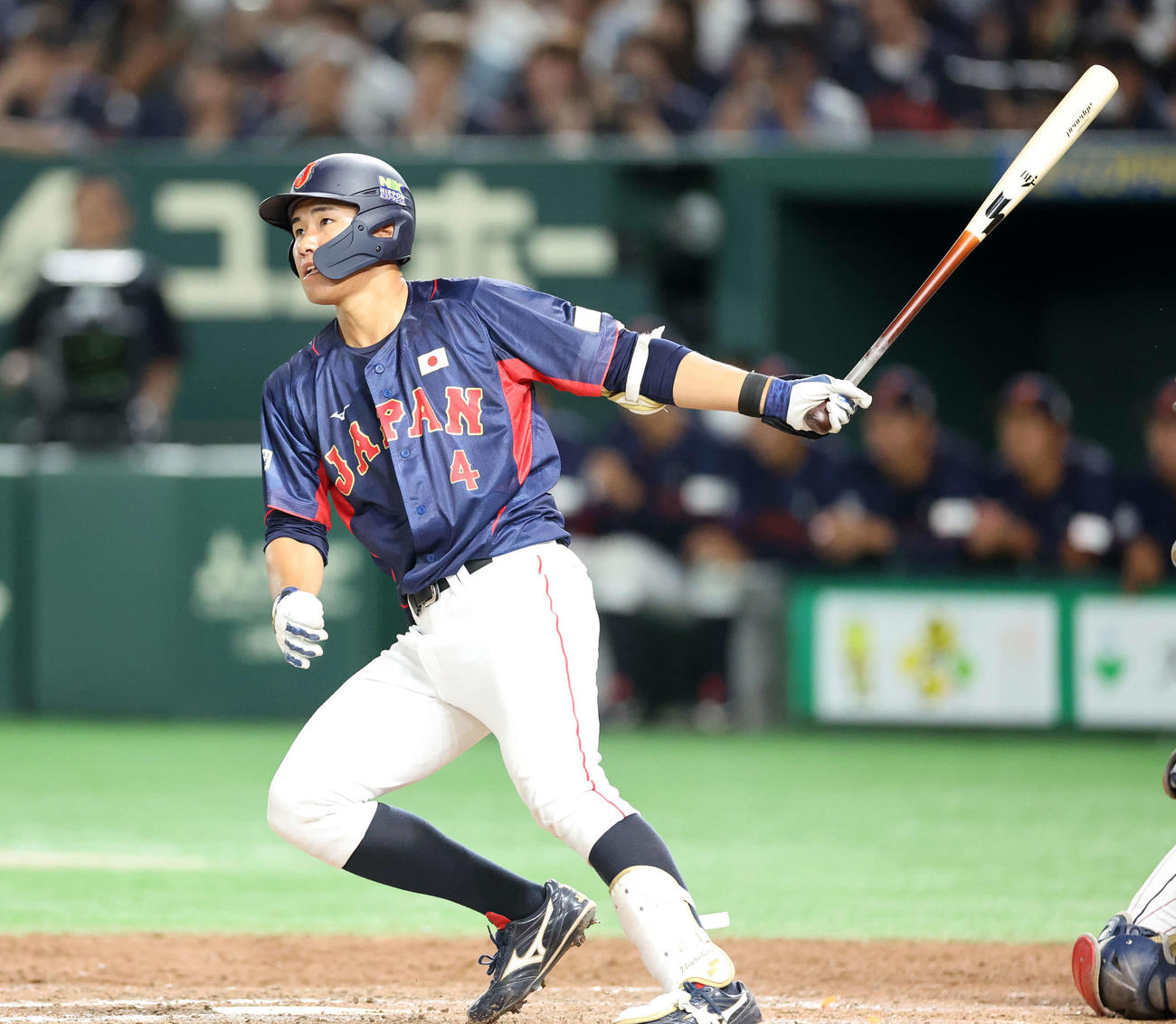 高校日本代表対大学日本代表　8回裏大学日本代表無死一塁、宮下は左越え適時二塁打を放つ（撮影・鈴木正人）