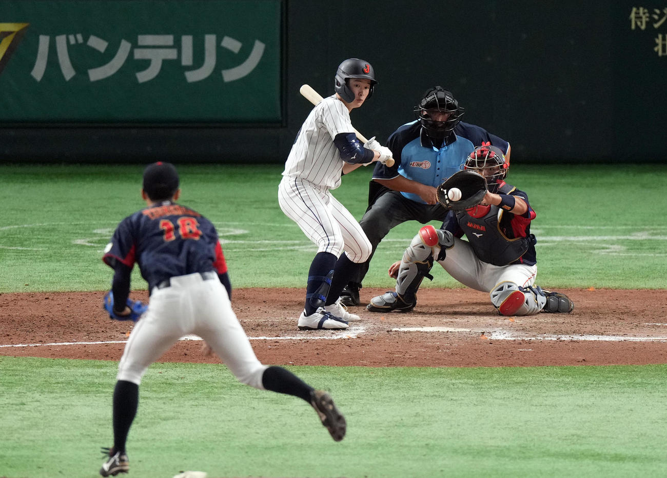 高校日本代表対大学日本代表　9回表高校日本代表1死。見逃し三振に倒れる丸田。投手常広（撮影・狩俣裕三）