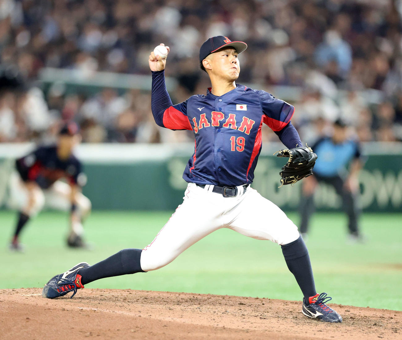 高校日本代表対大学日本代表　力投する大学日本代表6番手の岩井（撮影・鈴木正人）