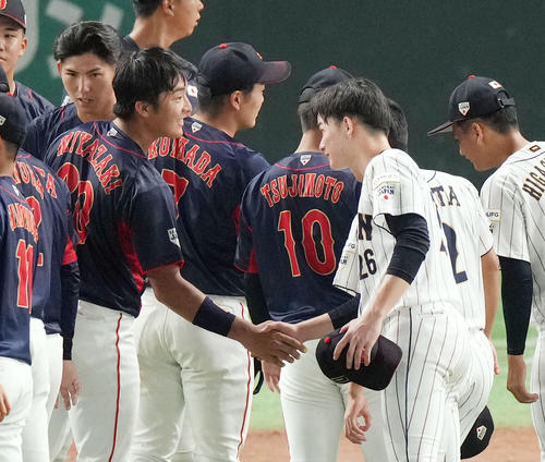 高校日本代表対大学日本代表　試合後、慶大・宮崎（左）と握手を交わす慶応・丸田（撮影・狩俣裕三）