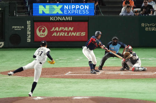 高校日本代表対大学日本代表　4回裏大学日本代表2死二塁、適時三塁打を放つ中島。投手矢野（撮影・狩俣裕三）