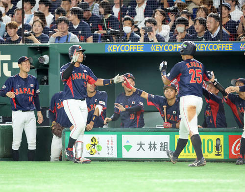 高校日本代表対大学日本代表　4回裏大学日本代表1死一、三塁、渡部（左）の右犠飛で上田希が生還しベンチ前で喜ぶ（撮影・鈴木正人）