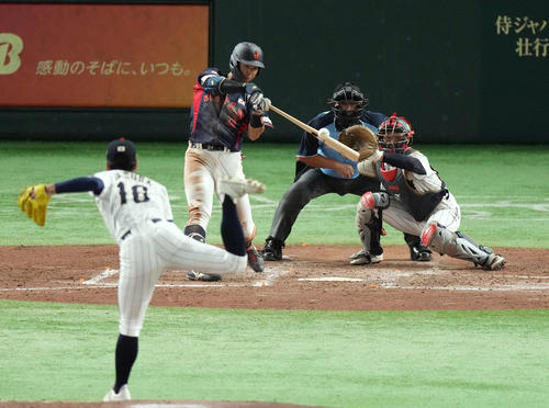 高校日本代表対大学日本代表　5回裏大学日本代表2死一塁、2点本塁打を放つ上田希。投手安田（撮影・狩俣裕三）