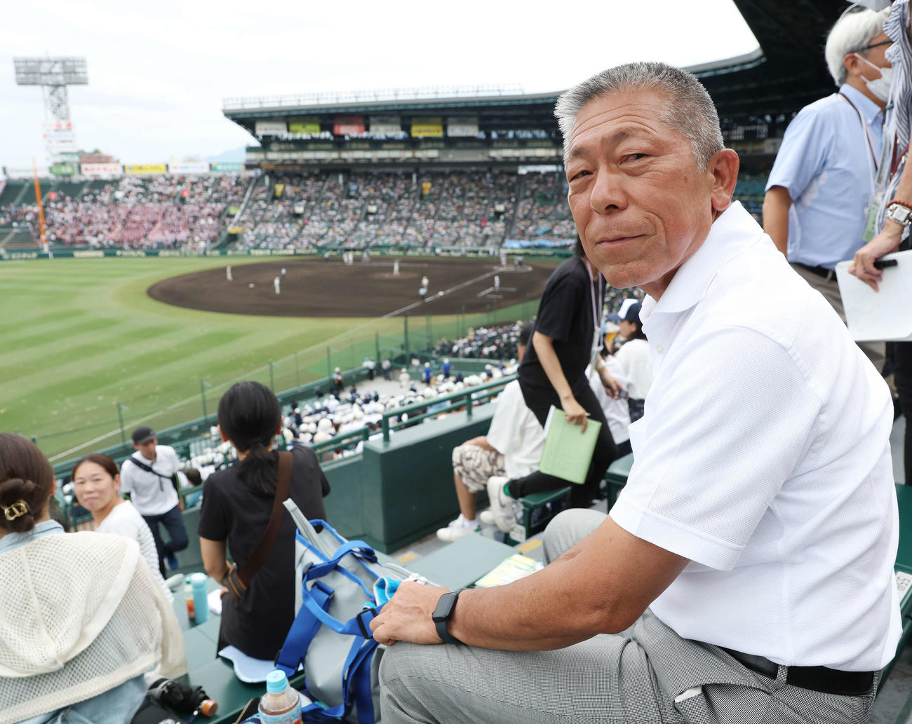 日大三の試合をアルプススタンドで観戦する日大三・前監督の小倉全由氏（2023年8月撮影）