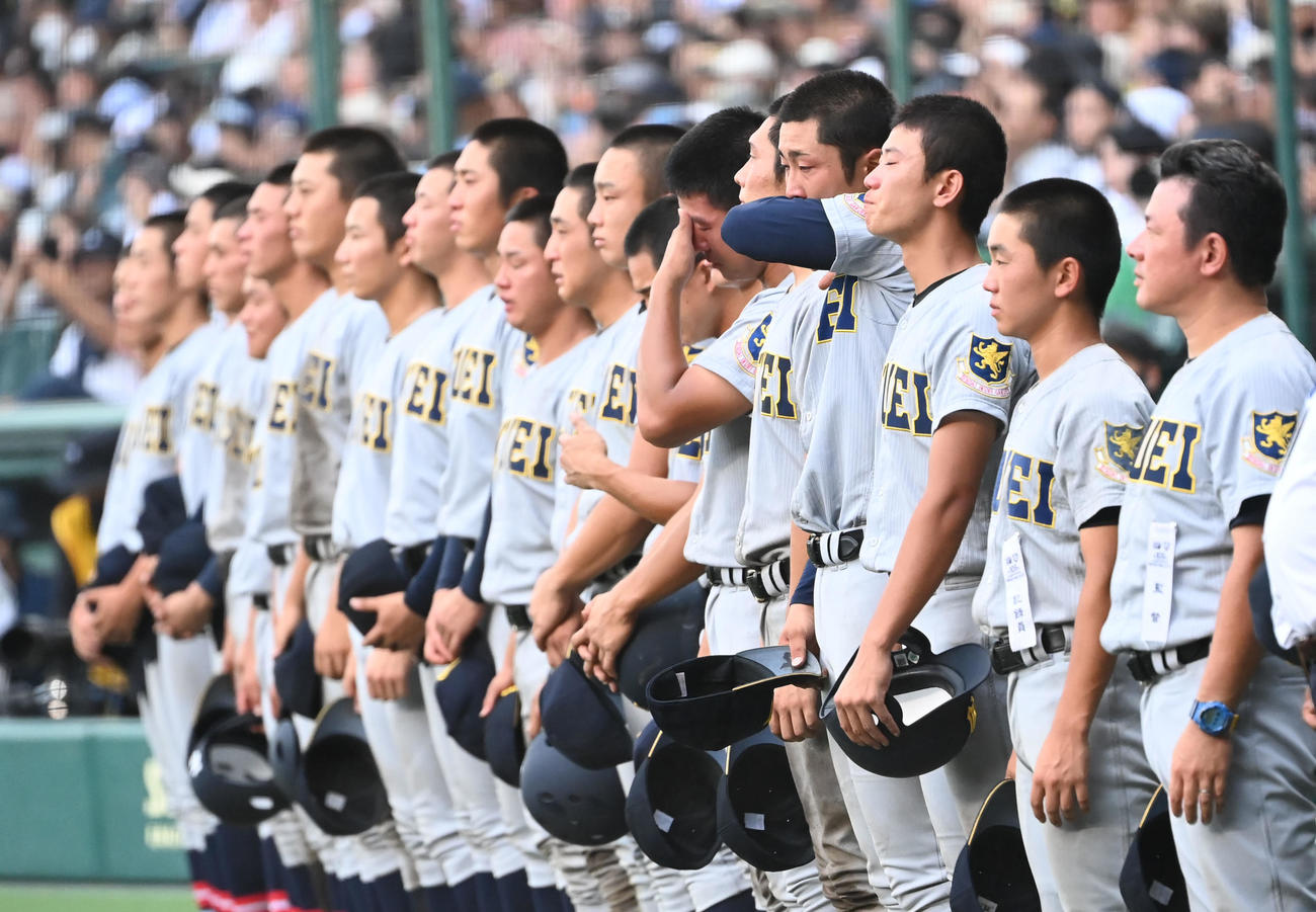 慶応対仙台育英　慶応に負け肩を落とす仙台育英ナイン（23年8月23日撮影）