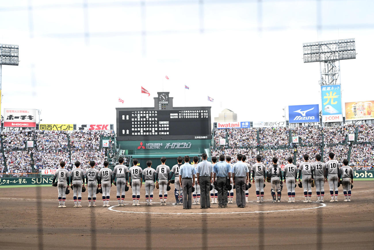 慶応対仙台育英　107年ぶりの優勝を決め、校歌斉唱する慶応の選手たち（23年8月23日撮影）