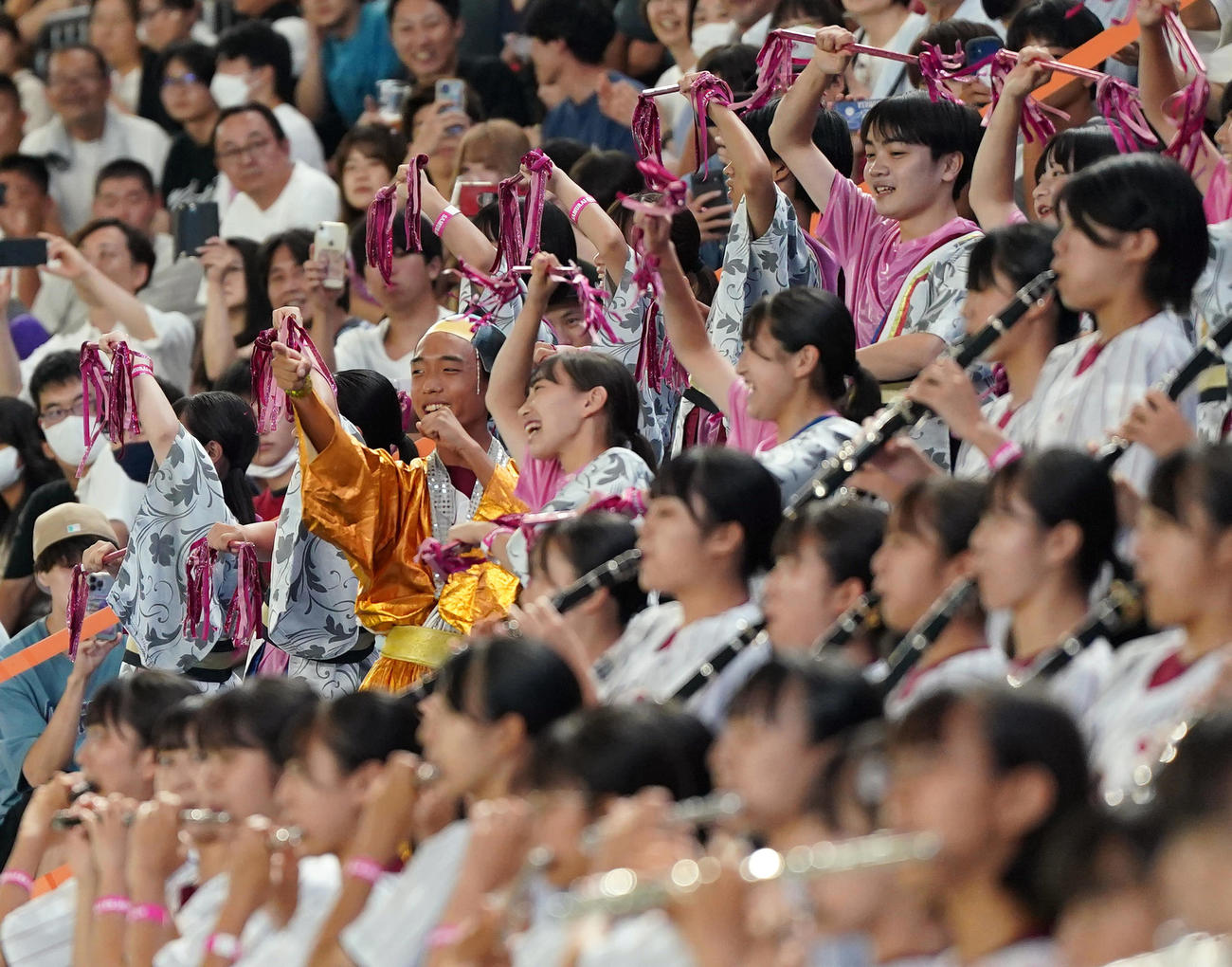 高校日本代表対大学日本代表　試合前、高校日本代表を応援する習志野吹奏楽部（撮影・狩俣裕三）