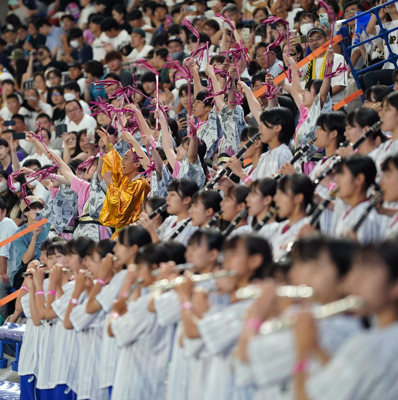 高校日本代表対大学日本代表　試合前、高校日本代表を応援する習志野吹奏楽部（撮影・狩俣裕三）