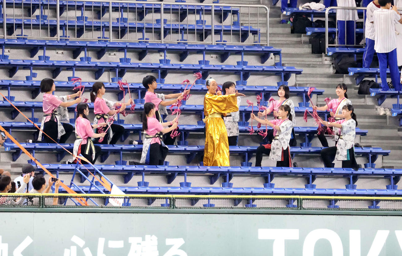 高校日本代表対大学日本代表　試合前、オープニングパフォーマンスで「マツケンサンバ」を披露する習志野高校吹奏楽部（撮影・鈴木正人）