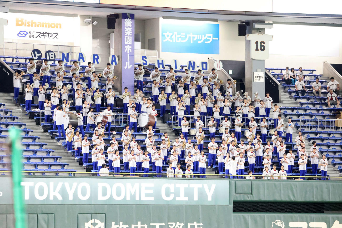 高校日本代表対大学日本代表　試合前、オープニングパフォーマンスする習志野高校吹奏楽部（撮影・鈴木正人）