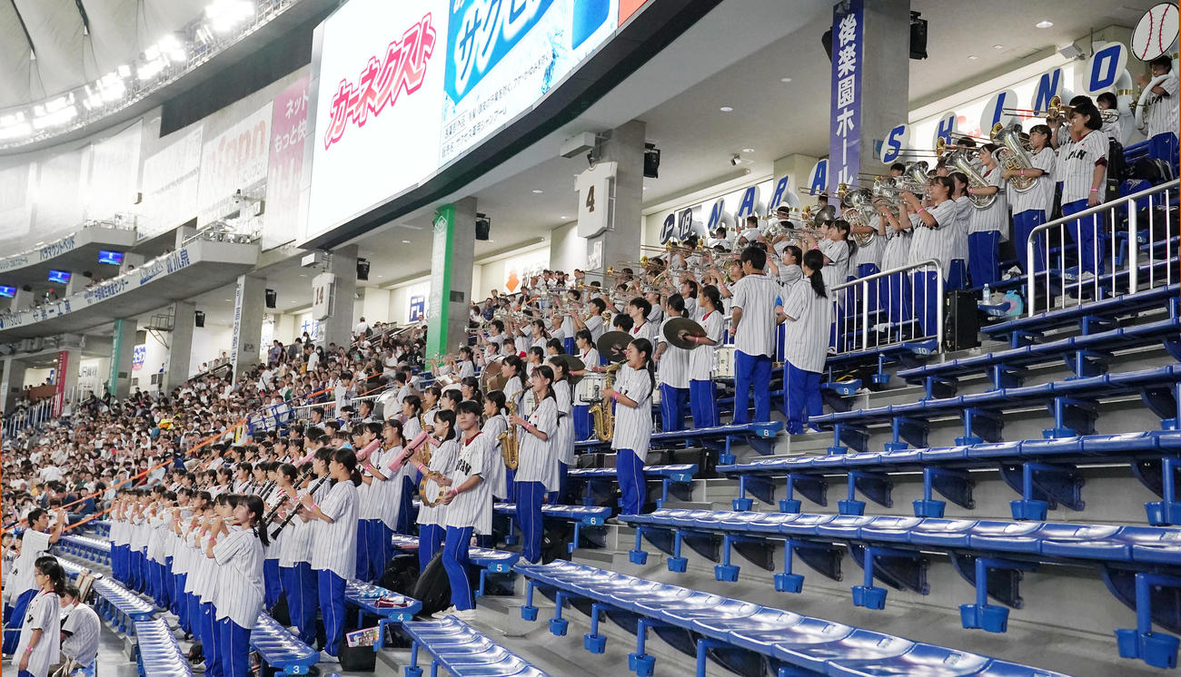 高校日本代表対大学日本代表　試合前、高校日本代表を応援する習志野吹奏楽部（撮影・狩俣裕三）
