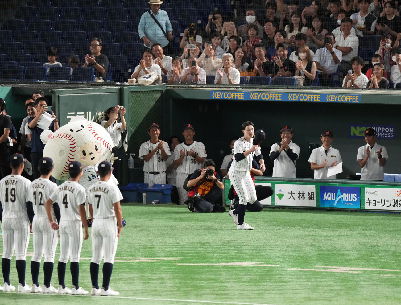 高校日本代表対大学日本代表　選手紹介でいちばんの盛り上がりを見せる丸田（撮影・狩俣裕三）