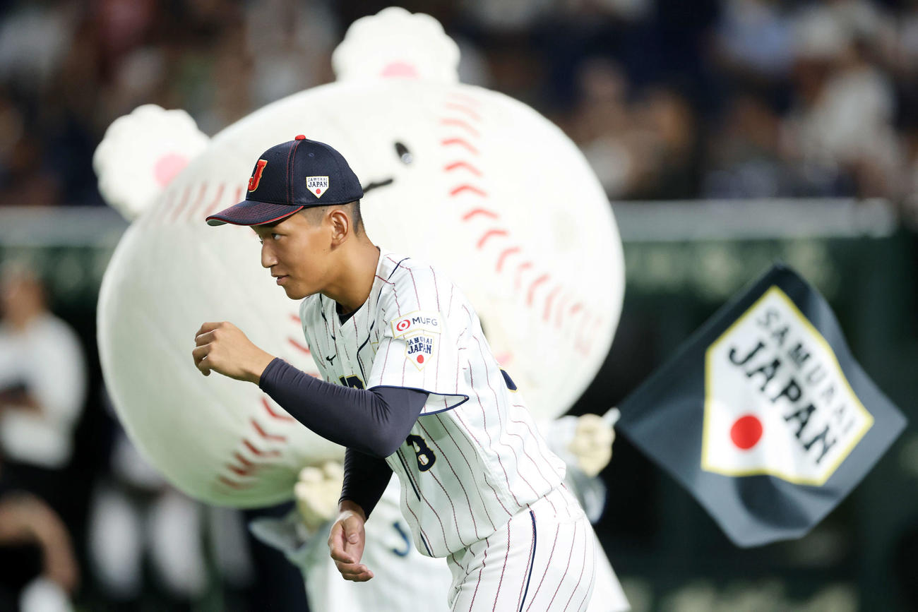 高校日本代表対大学日本代表　入場する高校日本代表・前田（撮影・鈴木正人）