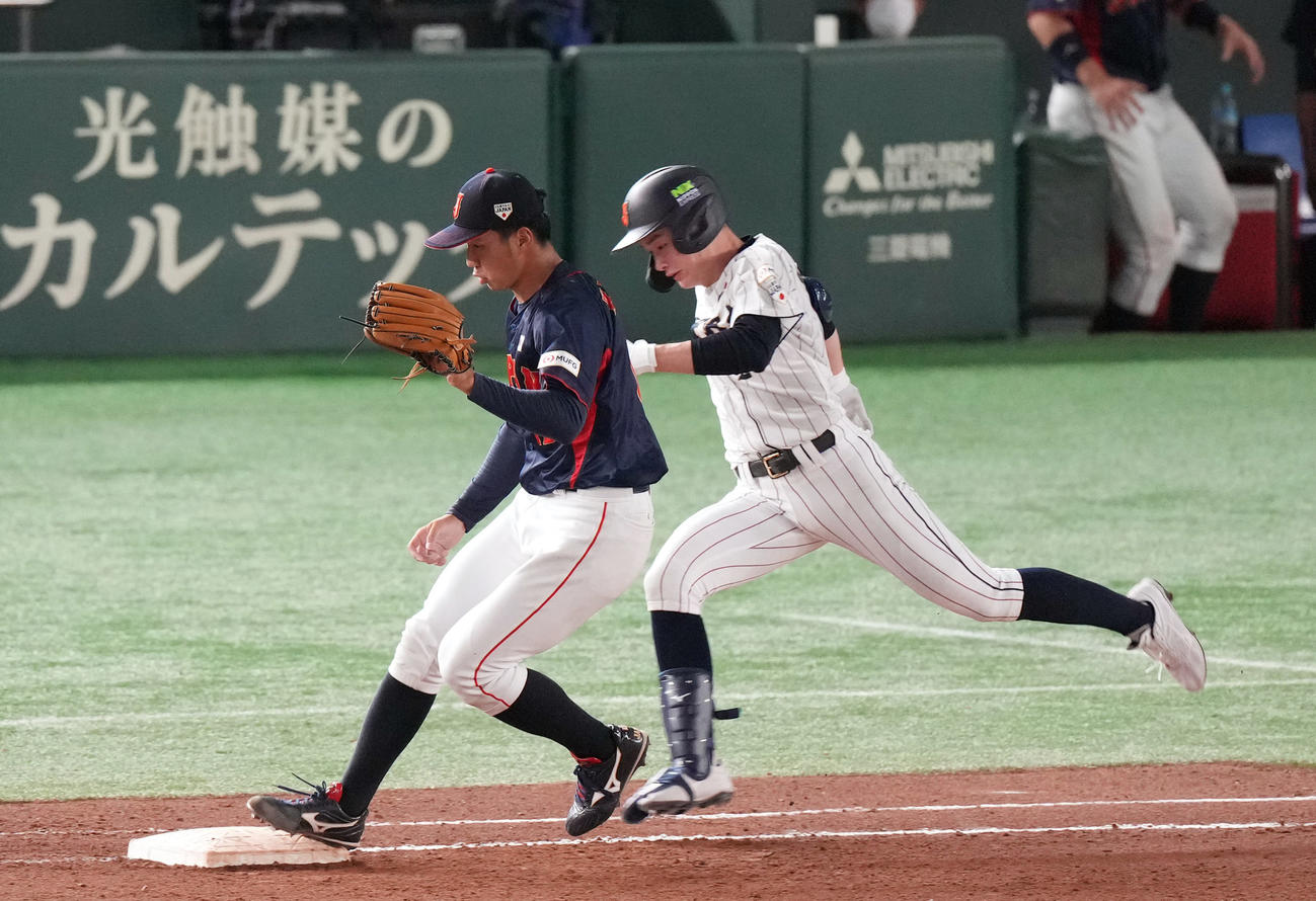 高校日本代表対大学日本代表　6回表高校日本代表2死。一ゴロに打ち取られる丸田（右）。左は投手木村（撮影・狩俣裕三）