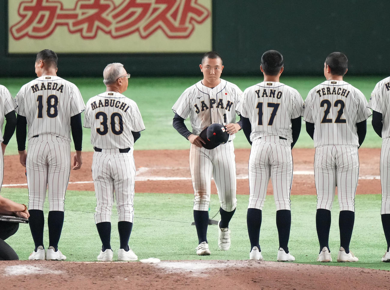 高校日本代表対大学日本代表　試合後の壮行会であいさつをする小林主将（中央）（撮影・狩俣裕三）