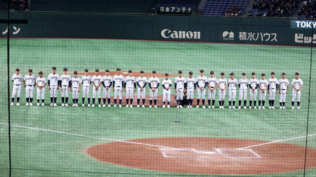 高校日本代表対大学日本代表　ファンにあいさつする高校日本代表の選手たち（撮影・鈴木正人）