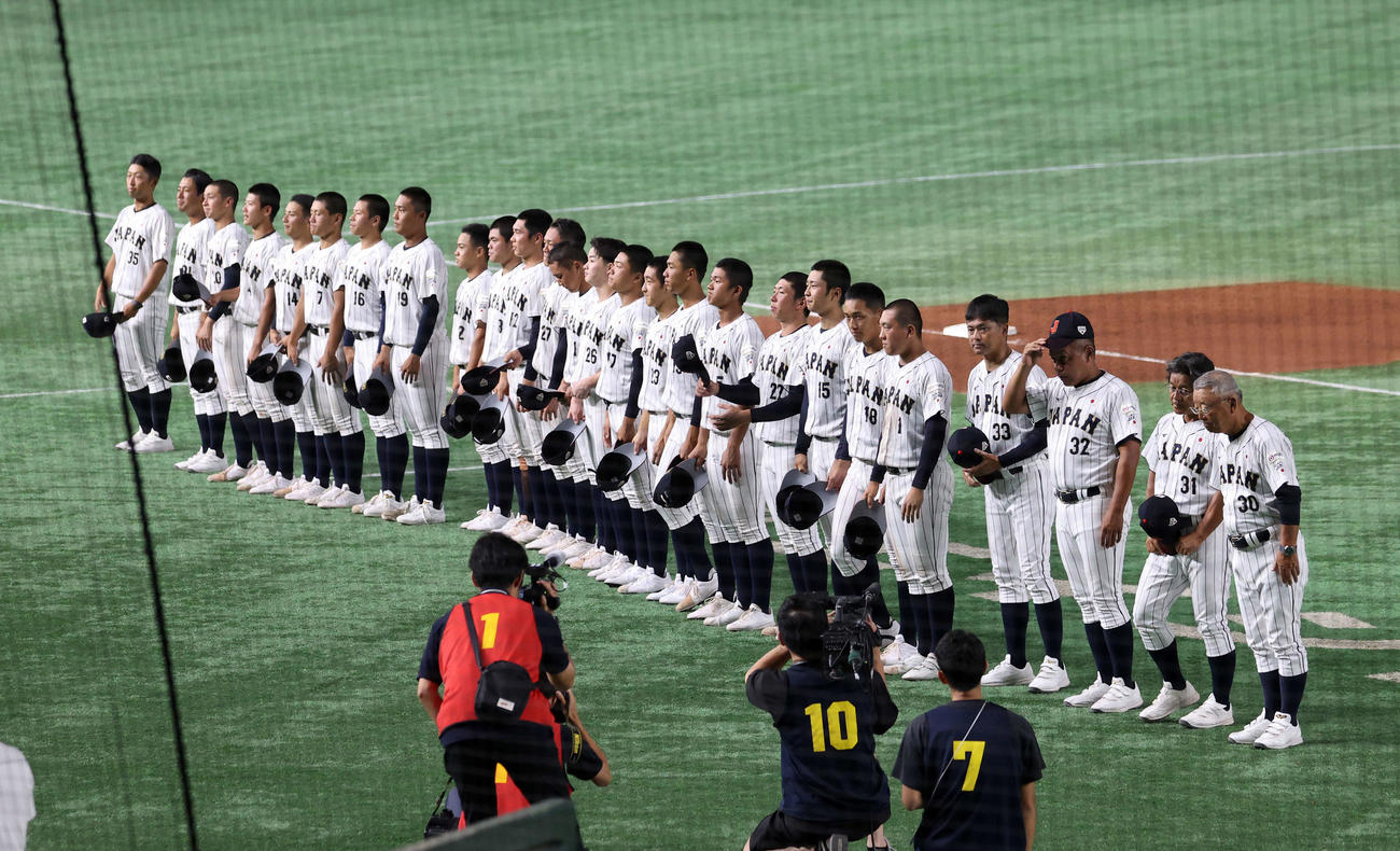 高校日本代表対大学日本代表　ファンにあいさつする高校日本代表の選手たち（撮影・鈴木正人）