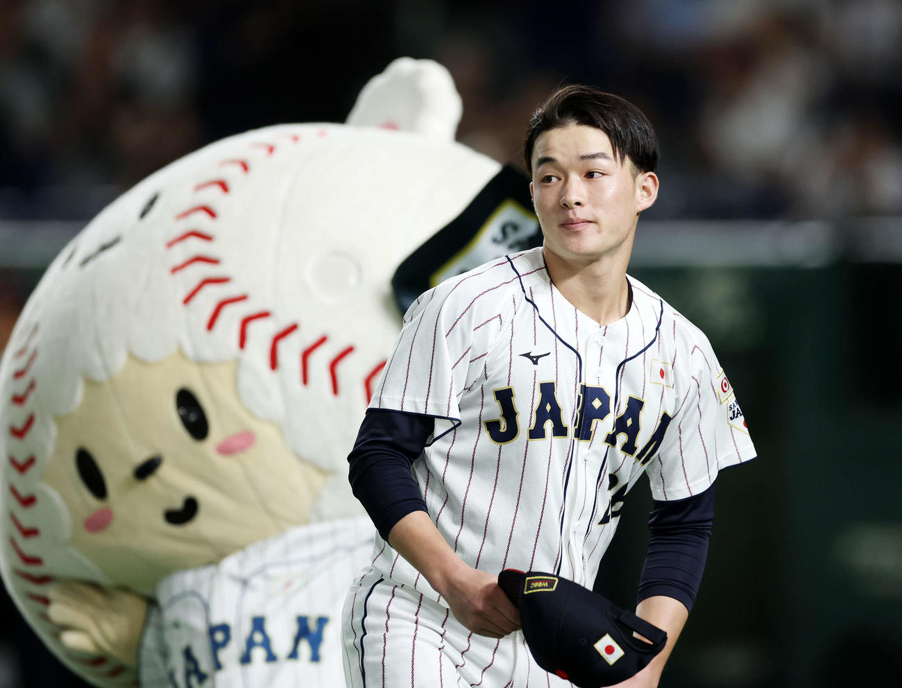 高校日本代表対大学日本代表　入場する高校日本代表・丸田（撮影・鈴木正人）