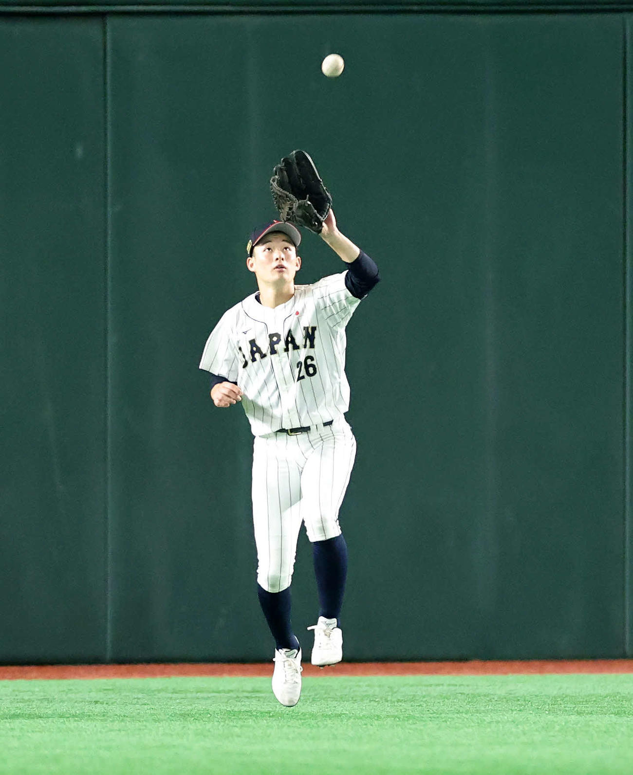 高校日本代表対大学日本代表　4回裏大学日本代表無死、西川の打球を捕る高校日本代表・丸田（撮影・鈴木正人）