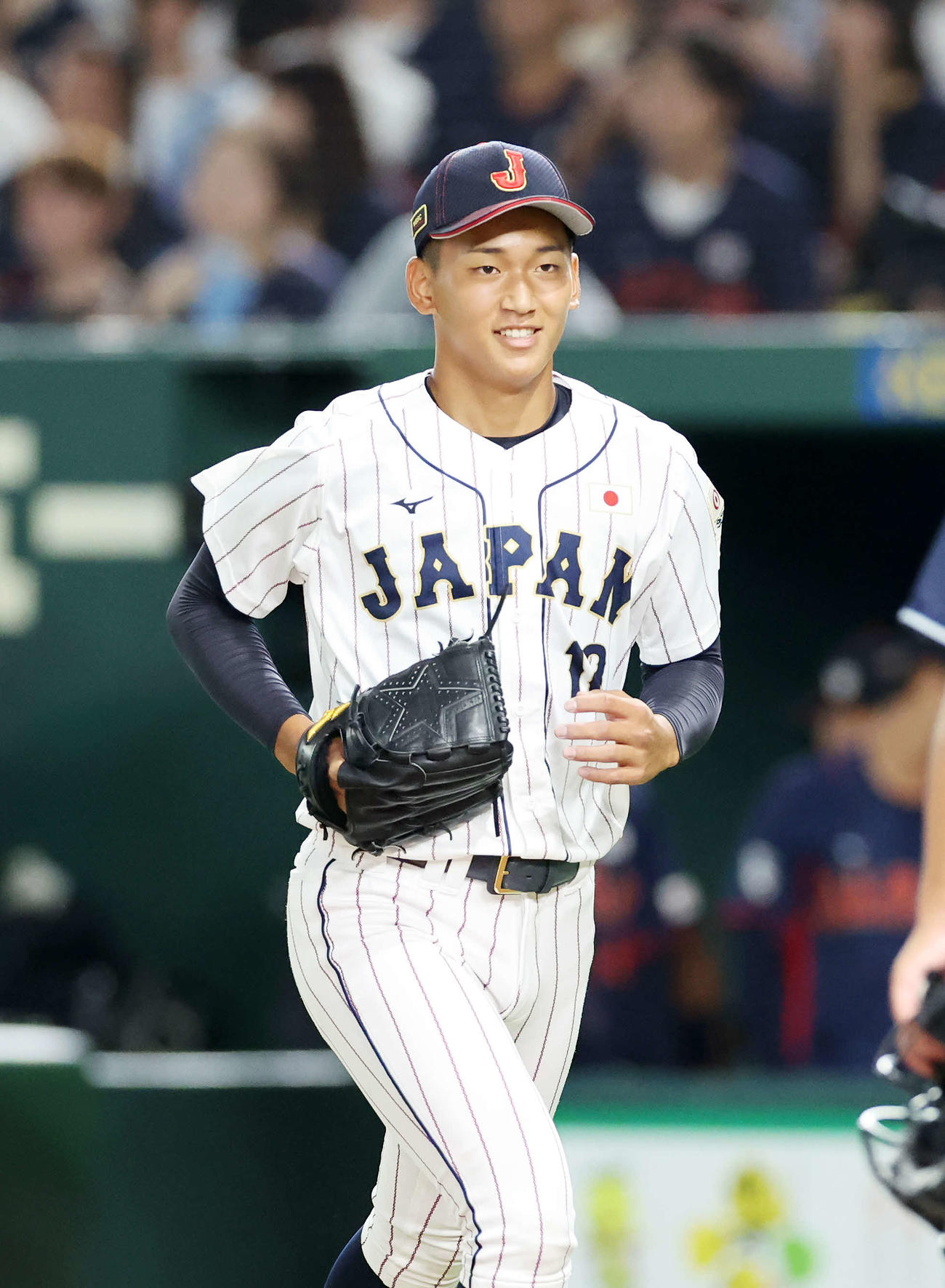 高校日本代表対大学日本代表　1回裏、大学日本代表の攻撃を抑え笑顔でベンチに引き揚げる高校日本代表・前田（撮影・鈴木正人）