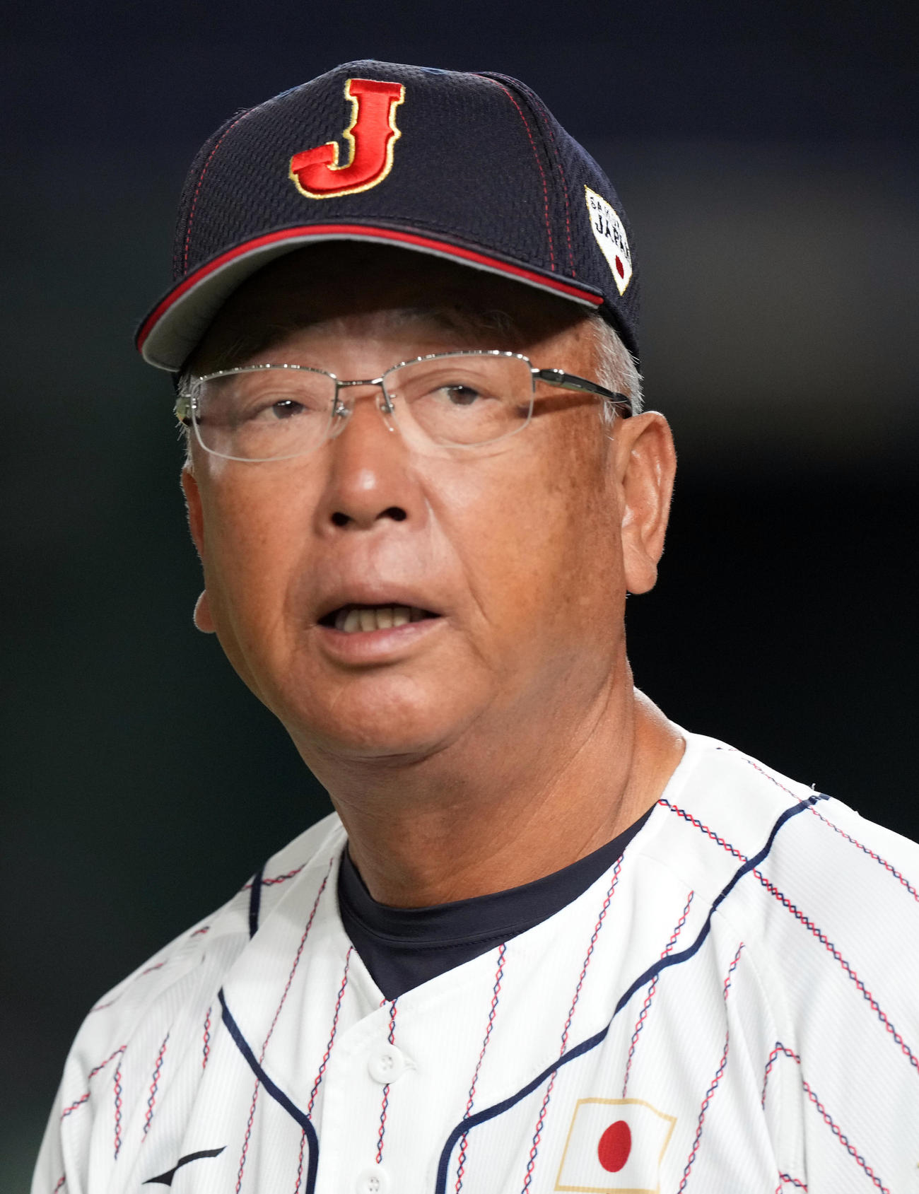 高校日本代表対大学日本代表　試合前、選手を見つめる馬淵監督（撮影・狩俣裕三）