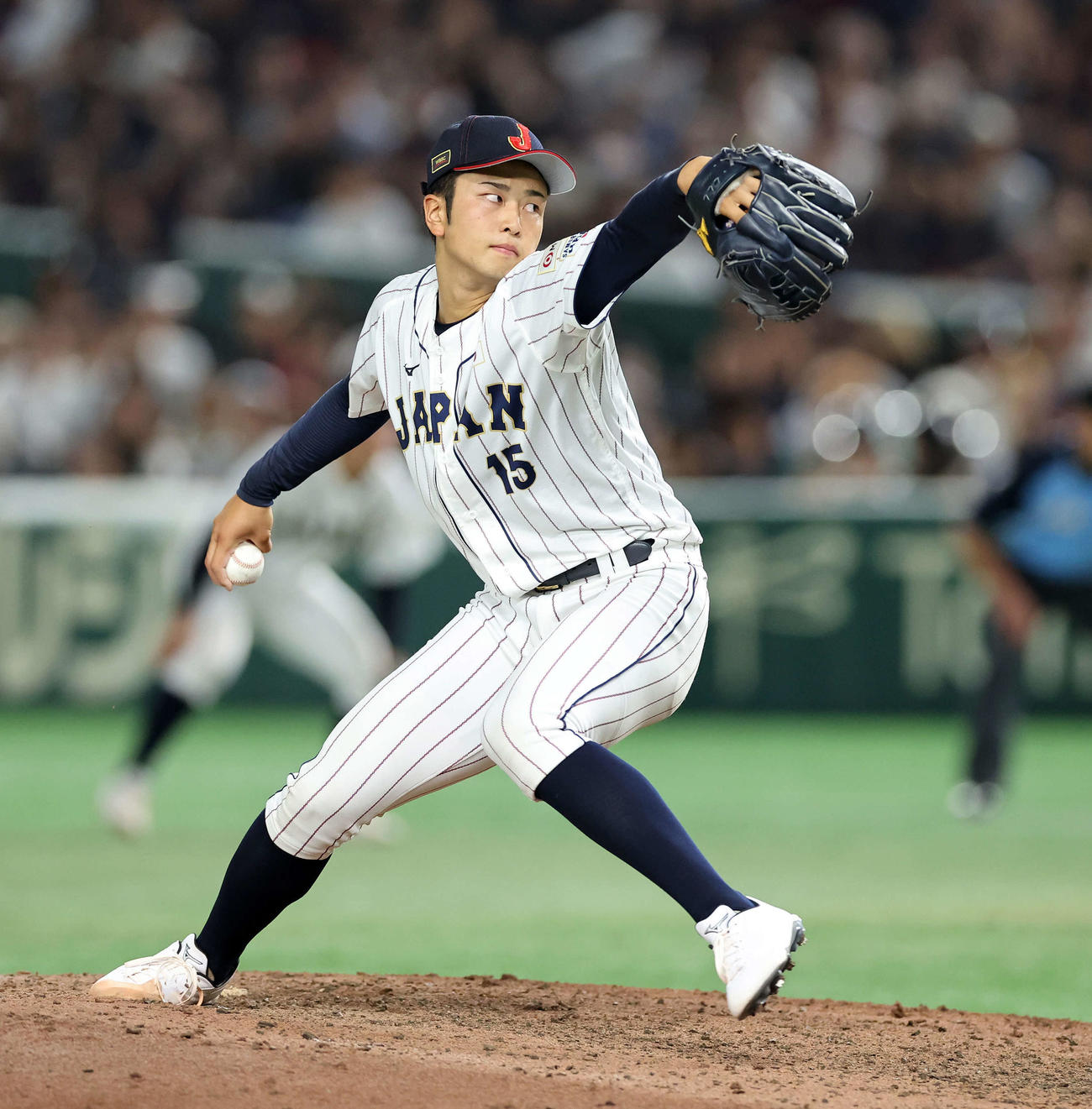 高校日本代表対大学日本代表　力投する高校日本代表7番手の高橋（撮影・鈴木正人）