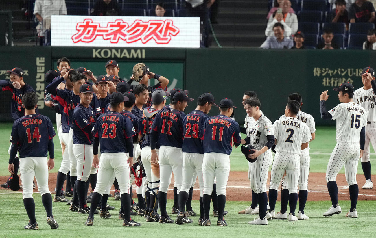 高校日本代表対大学日本代表　試合後、大学日本代表の選手たちと握手を交わす丸田（中央右）（撮影・狩俣裕三）