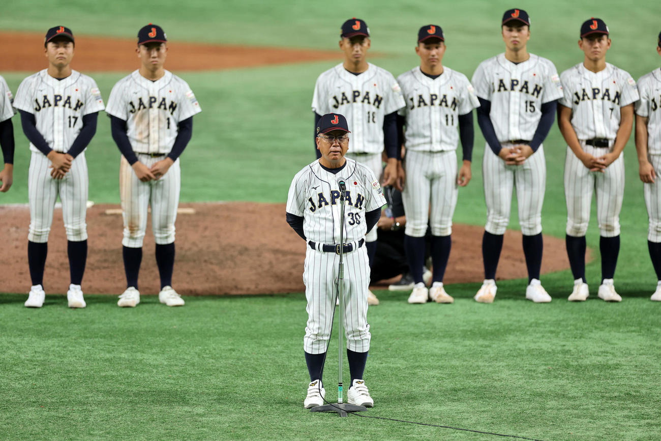 高校日本代表対大学日本代表　試合後、あいさつする大学日本代表・馬淵監督（撮影・鈴木正人）