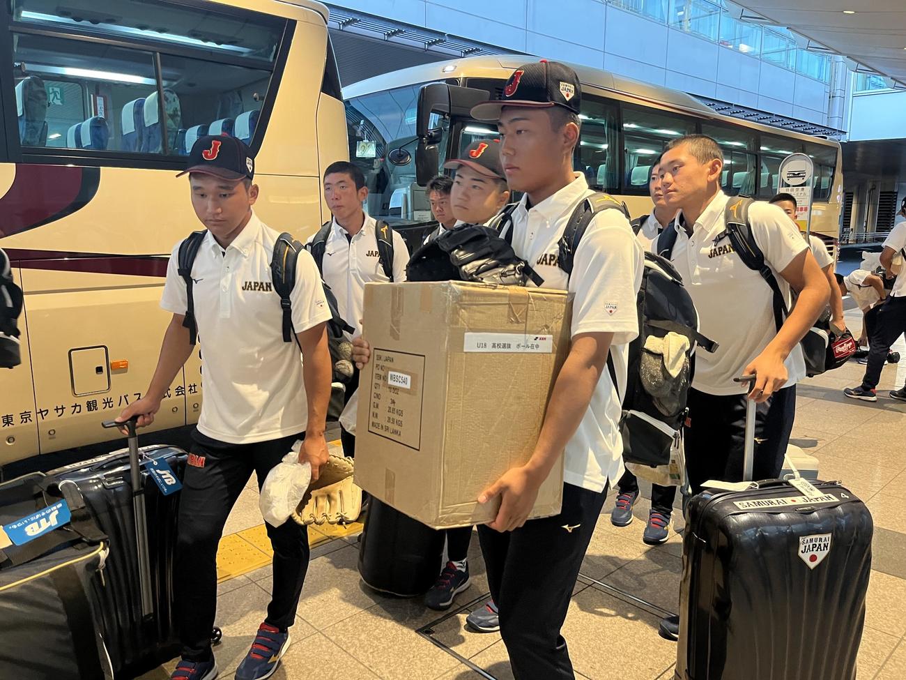 台湾で行われるU18W杯に向けて羽田空港に到着した高校日本代表（代表撮影）