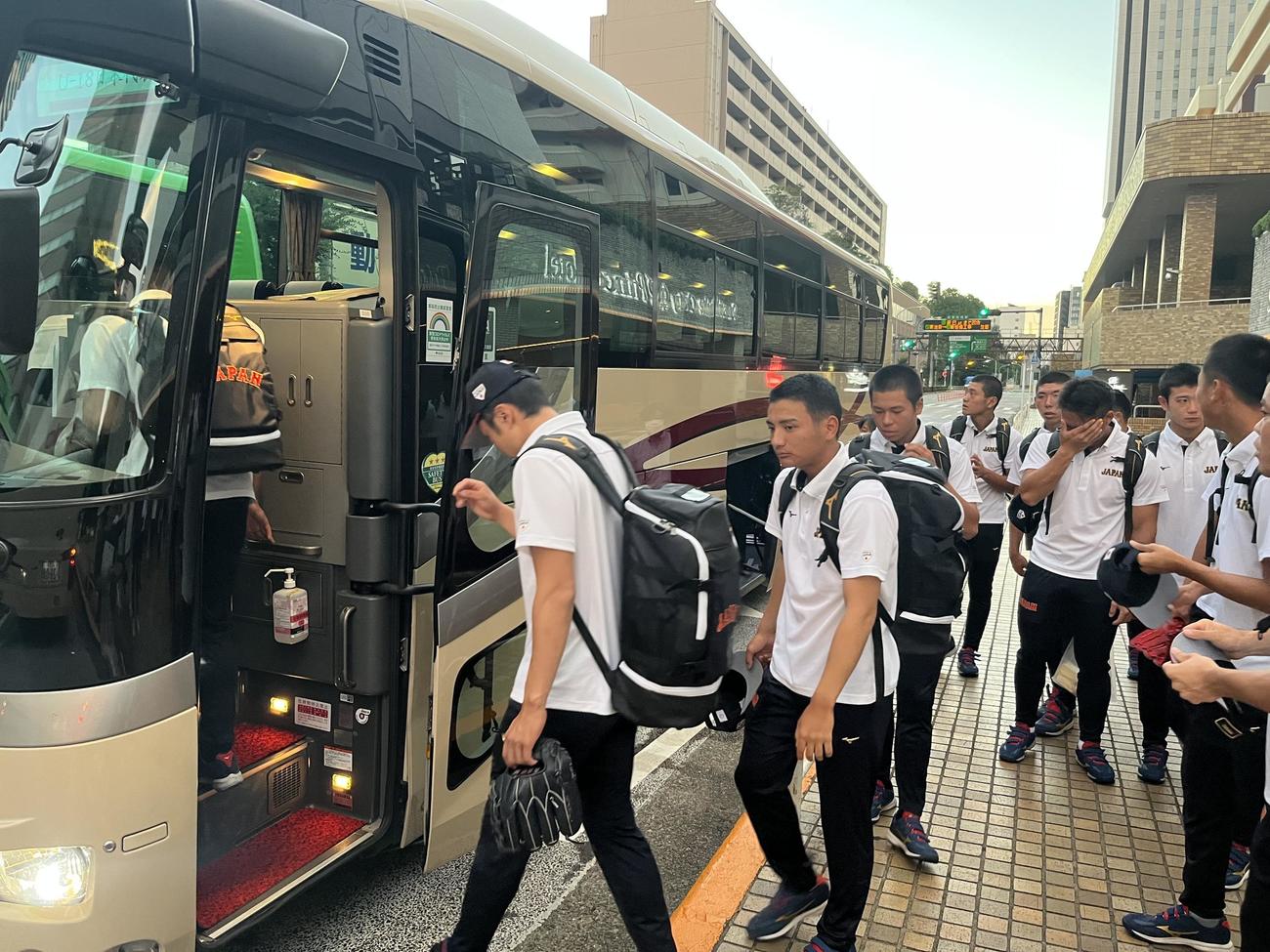 台湾で行われるU18W杯に向けて都内の宿舎を出発する高校日本代表（代表撮影）