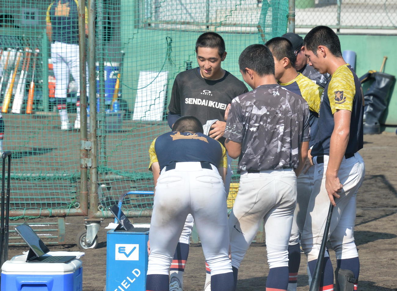 甲子園準決勝の前日練習で、iPadを確認する仙台育英ナイン