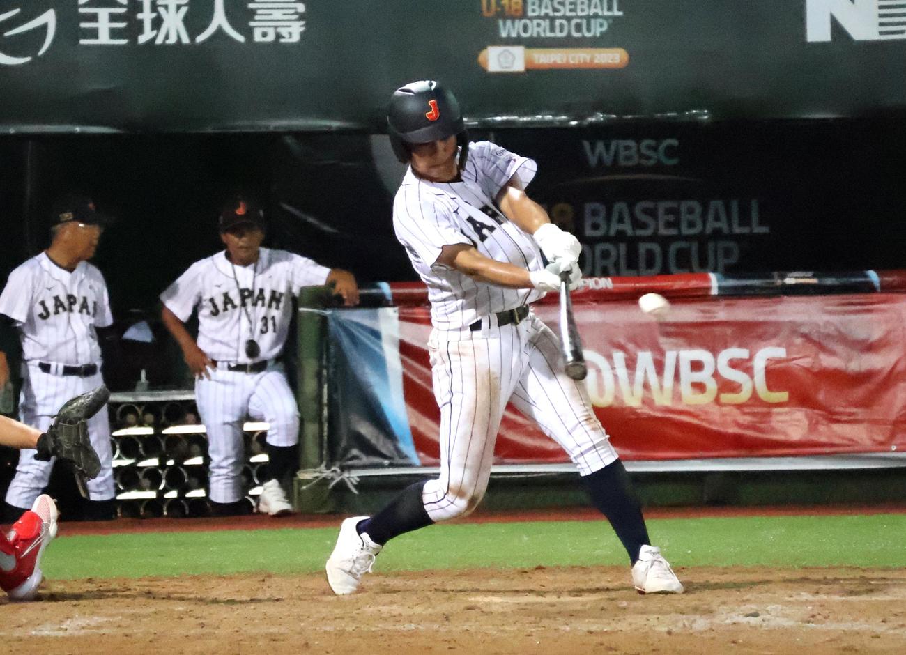 4回、右前打を放つ緒方（撮影・柏原誠）