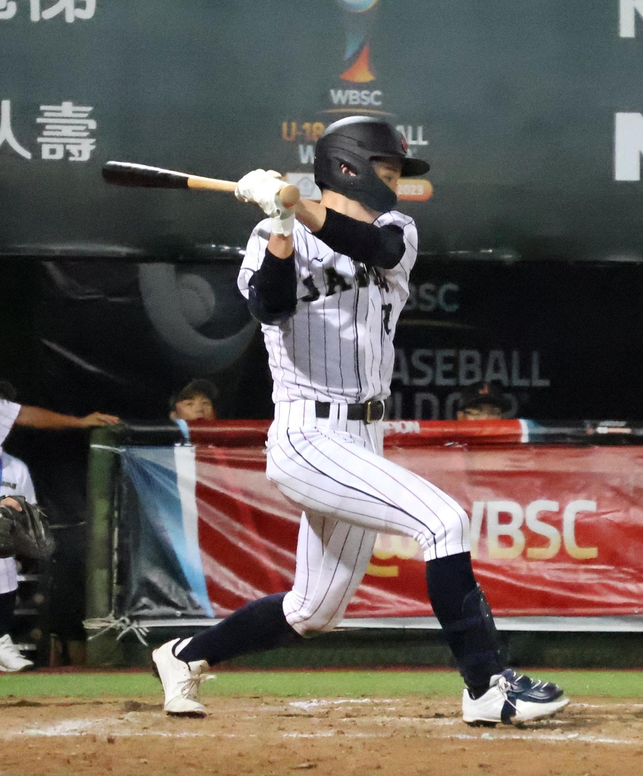 5回、空振り三振に倒れる丸田（撮影・柏原誠）