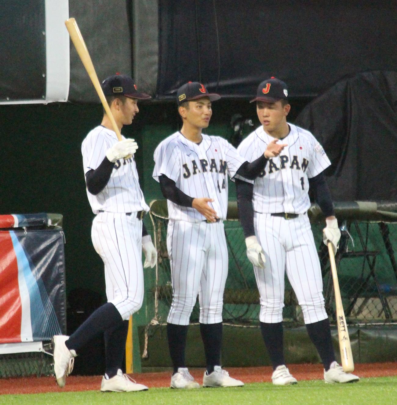 スペイン対日本　試合前にスペインのアップを見て話す日本の左から中山、東恩納、小林（撮影・保坂恭子）