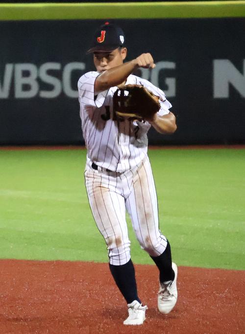 軽快に二ゴロをさばく緒方（撮影・柏原誠）