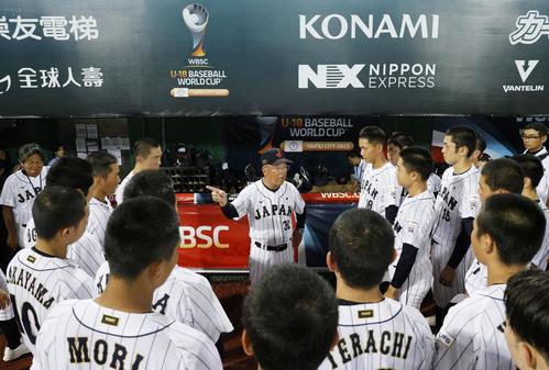 スペインにコールド勝ちし、選手に言葉をかける馬淵監督（中央）（共同）